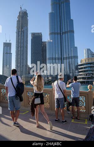 Turisti che scattano fotografie con lo sfondo del Burj Khlaifa, Dubai, 2021 Foto Stock
