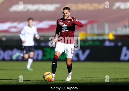 Marko Pjaca del Torino FC controlla la palla durante la Serie A match tra Torino FC e Bologna FC allo Stadio Olimpico il 12 dicembre 2021 a Torino. Foto Stock