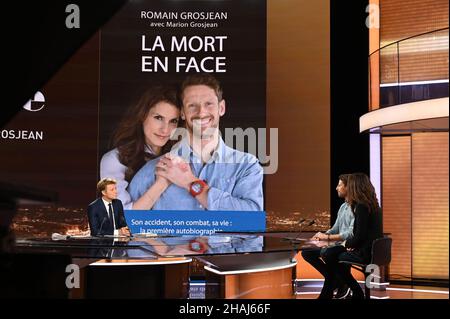 Il presentatore francese Laurent DELAHOUSSE con Jean Todt (fra), presidente della FIA, Romain Grosjean ex driver F1, Marion Jolles-Grosjean durante il Salone televisivo francese 20h30 le Dimanche il 12 dicembre 2021 a Parigi Francia - Foto Eric Vargiolu / DPPI Foto Stock