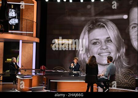 Il presentatore francese Laurent DELAHOUSSE con Jean Todt (fra), presidente della FIA, Romain Grosjean ex driver F1, Marion Jolles-Grosjean durante il Salone televisivo francese 20h30 le Dimanche il 12 dicembre 2021 a Parigi Francia - Foto Eric Vargiolu / DPPI Foto Stock