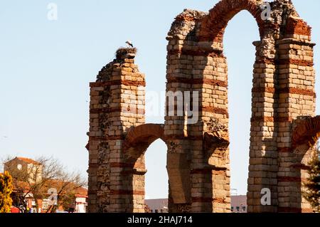 Los Milagros Acquedotto rovine di un ponte acquedotto romano nella regione dell'Estremadura in Spagna, parte dell'Ensemble Archeologico di Mérida. Foto Stock