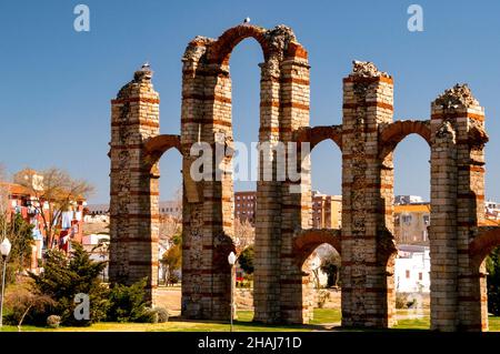 Los Milagros Acquedotto rovine di un ponte acquedotto romano nella regione dell'Estremadura in Spagna, parte dell'Ensemble Archeologico di Mérida. Foto Stock