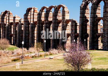 Los Milagros Acquedotto rovine di un ponte acquedotto romano nella regione dell'Estremadura in Spagna, parte dell'Ensemble Archeologico di Mérida. Foto Stock