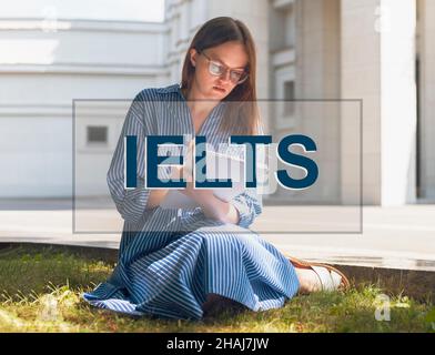 Parola IELTS. Donna che impara, studia e si prepara all'esame di lingua inglese. Foto Stock