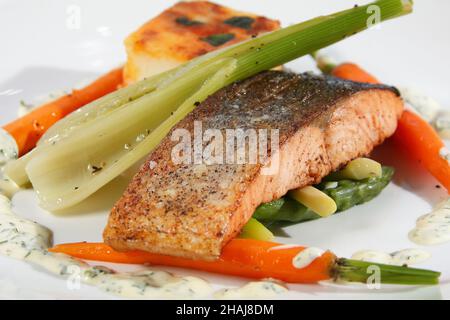 Salmone con carote asparagi e salsa bianca Foto Stock