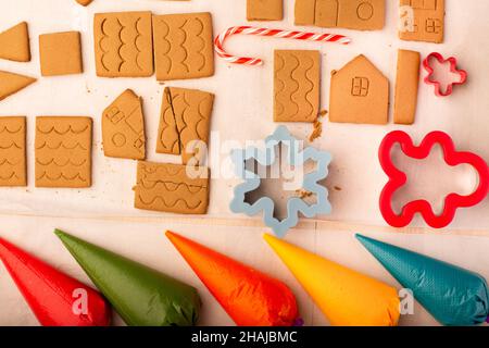 Biscotti della casa di pan di zenzero pronti per essere decorati con glassa reale colorata. Artigianato tradizionale di famiglia di natale. Foto Stock