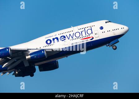 Oneworld, British Airways Boeing 747-436 aereo di linea G-CIVP decolla dall'aeroporto Heathrow di Londra in cielo blu Foto Stock