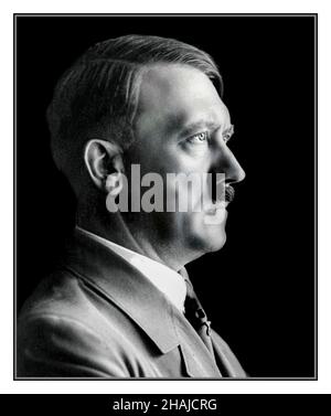 ADOLF HITLER RITRATTO PROFILO 1930's B&W studio posato basso chiave testa e spalla ritratto ufficiale fotografia di Adolf Hitler in uniforme, da Heinrich Hoffman Hitler fotografo personale utilizzato più in particolare su francobolli nazisti Germania Foto Stock