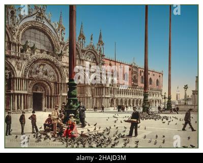 Venezia 1900 Photochrom Colour Image Technique Pigeons in tranquilla Piazza San Marco con Palazzo dei Dogi, Venezia, Italia 1900 Old Vintage retro Historic Victorian stile alla moda Foto Stock