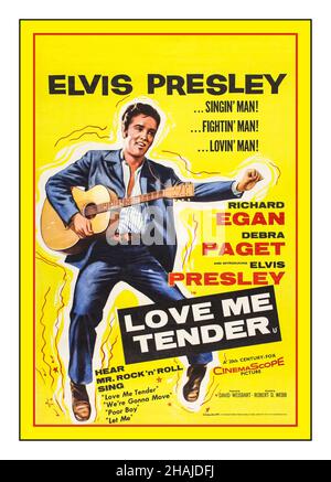 ELVIS PRESLEY Vintage Movie Film Poster 'Love Me Tender è un film Western musicale americano del 1956 diretto da Robert D. Webb, e pubblicato da 20th Century Fox il 15 novembre 1956. Il film, che prende il nome dalla canzone, è protagonista Richard Egan, Debra Paget ed Elvis Presley nel suo debutto recitazione. Come debutto del film di Presley, è stato l'unico momento nella sua carriera di recitazione che non ha ricevuto la fatturazione superiore. Foto Stock