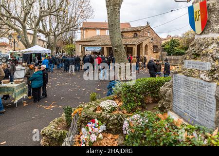 Il mercato del tartufo ad Aups (Francia) si svolge ogni giovedì dall'inizio di dicembre a marzo. Il mercato del tartufo di Aups è il terzo più grande del suo genere in tutta la Francia. Qui i rivenditori di tartufi vendono direttamente ai clienti finali. Altrove nel commercio del tartufo sono solitamente interposti grossisti Foto Stock