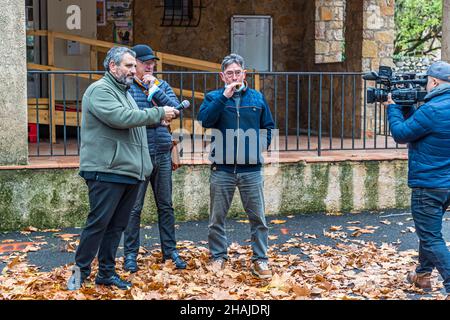 Mercato del tartufo ad Aups: Apertura stagionale il primo giovedì 2021 dicembre da Philippe De Santis ad Aups, Francia. Philippe De Santis è il presidente del sindacato dei coltivatori di tartufo Foto Stock