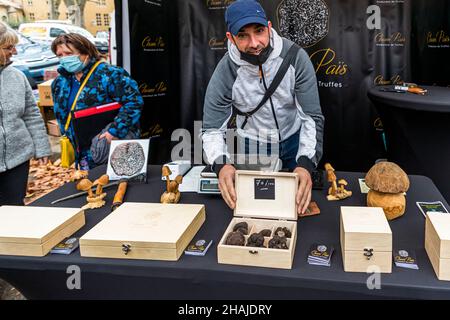 Il mercato del tartufo ad Aups (Francia) si svolge ogni giovedì dall'inizio di dicembre a marzo. Il mercato del tartufo di Aups è il terzo più grande del suo genere in tutta la Francia. Qui i rivenditori di tartufi vendono direttamente ai clienti finali. Altrove nel commercio del tartufo sono solitamente interposti grossisti. Gli esemplari più belli e più grandi sono posti in scatole di legno fine da questo commerciante Foto Stock