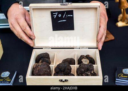 Il mercato del tartufo ad Aups (Francia) si svolge ogni giovedì dall'inizio di dicembre a marzo. Il mercato del tartufo di Aups è il terzo più grande del suo genere in tutta la Francia. Qui i rivenditori di tartufi vendono direttamente ai clienti finali. Altrove nel commercio del tartufo sono solitamente interposti grossisti Foto Stock