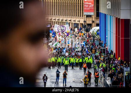 Giornata globale d'azione per la giustizia climatica COP26 Glasgow, Scozia, Regno Unito. 6th novembre 2021. Manifestanti di massa che si avvicinano al centro di Glasgow. Foto Stock