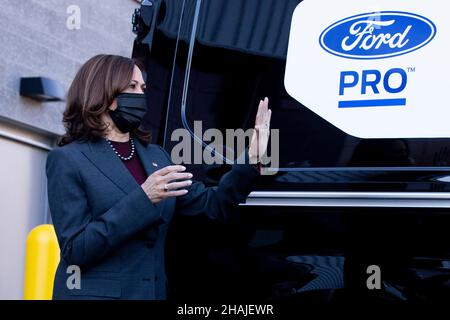 Il vicepresidente degli Stati Uniti Kamala Harris si trova accanto a un veicolo elettrico e riceve un briefing sui lavori per elettrificare la flotta di veicoli della contea di Prince George, durante una visita allo stabilimento di manutenzione di Brandywine a Brandywine, Maryland, USA, 13 dicembre 2021. Harris ha annunciato il "piano d'azione per la ricarica dei veicoli elettrici" dell'amministrazione Biden-Harris, che istituirà un ufficio congiunto per i veicoli elettrici tra i dipartimenti statunitensi dell'energia e dei trasporti.credito: Michael Reynolds/Pool tramite CNP/MediaPunch Foto Stock