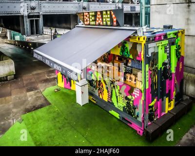 Beany Green, convertito contenitore snack e bevande bar, decorato in Pop Art, Embankment Place Hungerford Bridge Londra, 14th ottobre 2014 Foto Stock