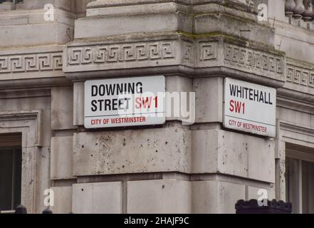 Londra, Regno Unito. 12th Dic 2021. Vista generale sulla Downing Street e sulla segnaletica Whitehall di Westminster. (Foto di Vuk Valcic/SOPA Images/Sipa USA) Credit: Sipa USA/Alamy Live News Foto Stock