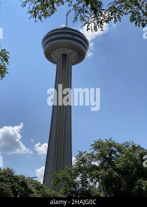 Colpo ad angolo basso della torre Skylon in Canada Foto Stock