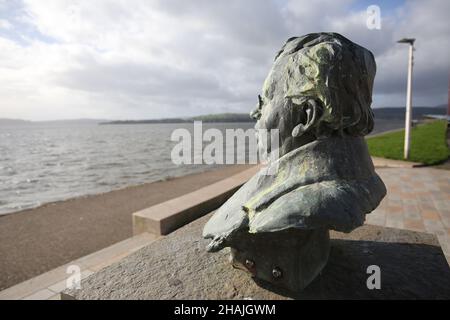 Helensburgh, Argyll, Scozia. Il busto dell'inventore del telesono John Logie Baird che è nato il 13 agosto 1888 nella città Foto Stock