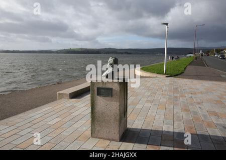 Helensburgh, Argyll, Scozia. Il busto dell'inventore del telesono John Logie Baird che è nato il 13 agosto 1888 nella città Foto Stock