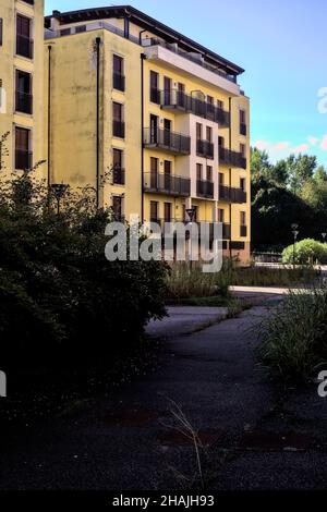 Edifici residenziali abbandonati nella campagna italiana vista dal basso Foto Stock