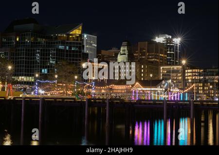 Halifax, Nuova Scozia. Vista sul lungomare notturno della città. Foto Stock