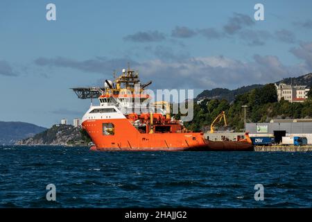 La nave offshore AHTS per la movimentazione di armamenti di rimorchiatori Normand Prosper nel porto di Bergen, Norvegia. Foto Stock