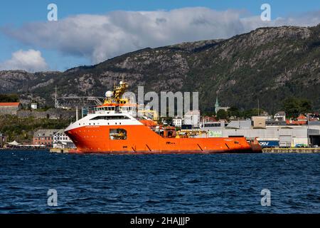 La nave offshore AHTS per la movimentazione di armamenti di rimorchiatori Normand Prosper nel porto di Bergen, Norvegia. Foto Stock