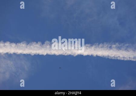 Sentiero bianco da aerei commerciali, un altro aereo che vola, luna bianca vicino - chemtrails cospirazione teoria concetto Foto Stock