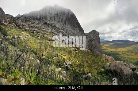 Vista dal massiccio di Andringitra come visto durante il trekking a Pic Boby o Imarivolanitra, il picco più alto accessibile del Madagascar Foto Stock