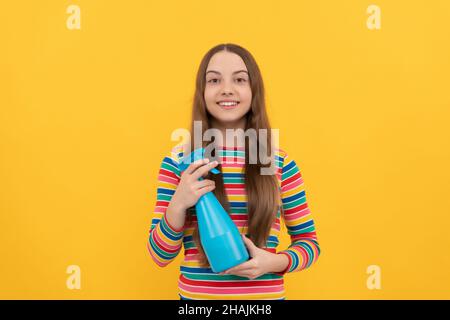 Happy Kid tenere disinfettante spray prodotto in bottiglia per spazio copia sfondo giallo, disinfezione Foto Stock