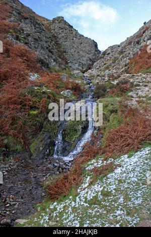 Cascata d'acqua su rocce in carding Mill Valley, Church Stretton, Shropshire Foto Stock