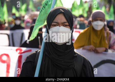 Bangkok, Tailandia. 13th Dic 2021. Il leader di protesta, Khairiyah Rahmanyah è visto durante la protesta. I manifestanti del distretto di Chana, nella provincia di Songkhla, nel sud della Thailandia, si sono riuniti al di fuori della sede centrale delle Nazioni Unite a Bangkok, prima di marciare alla Camera del Governo per protestare contro lo sviluppo industriale pianificato del governo nel distretto di Chana. I manifestanti chiedono alle autorità di fermare il progetto di sviluppo perché significa espropriazione della loro terra e minaccia l'ambiente. Credit: SOPA Images Limited/Alamy Live News Foto Stock