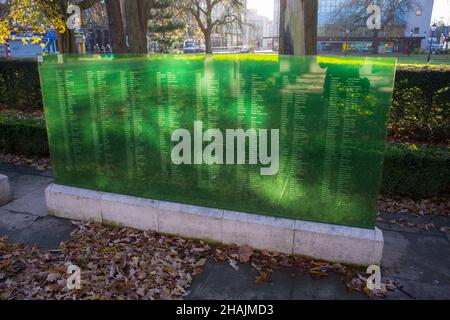 Un pannello di vetro accanto a Southampton Cenotaph che porta i nomi dei soldati uccisi nella prima guerra mondiale Foto Stock