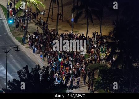 Oahu, Stati Uniti. 1 Nov 2021. Una folla enorme si riunisce sulla spiaggia di Waikiki su Halloween sfidando le restrizioni di Covid-19. Foto Stock