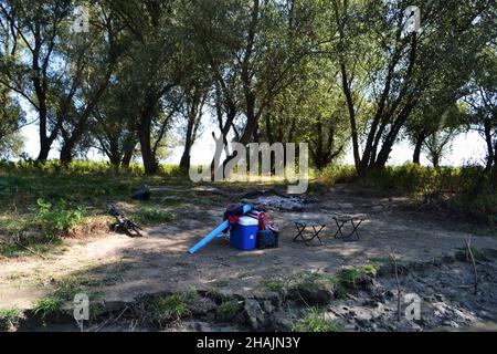 Nel Delta del Danubio, sui canali del Danubio sul canale del Danubio. Il bagaglio dei pescatori è pronto per l'assemblaggio Foto Stock