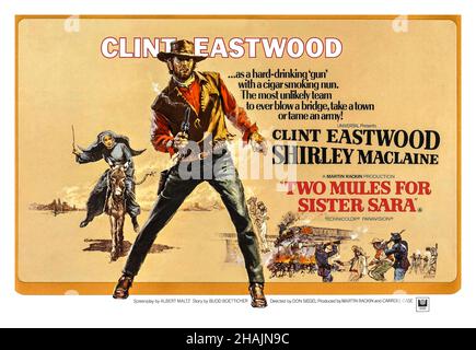 Vintage Movie Film Poster 'Two Mules for Sister Sara' è un film Western americano-messicano in Panavision del 1970 diretto da Don Siegel e interpretato da Shirley MacLaine ambientato durante l'intervento francese in Messico (1861-1867). La trama segue un mercenario americano che si mescola con una suora e aiuta un gruppo di ribelli Juarista durante il regno dei burattini dell'imperatore Massimiliano in Messico. Il film comprendeva attori e attrici americani e messicani, tra cui il film girato nella pittoresca campagna vicino a Tlayacapan, Morelos. Ennio Morricone compose la musica del film. © Universal Pictures in contex Foto Stock