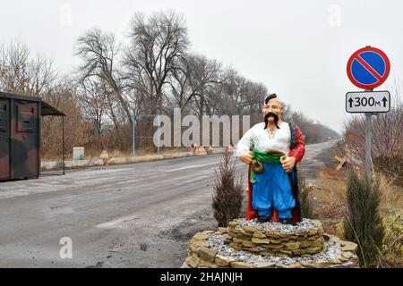 Mayorske, Ucraina. 11th Dic 2021. Una statua del cosacco ucraino visto all'entrata del checkpoint.Mayorske villaggio è situato appena vicino al checkpoint Ucraina-controllato nella regione di Donetsk sulla linea di fronte. Il lavoro del checkpoint 'Mayorske' ancora sospeso. Tensioni elevate quando le forze militari russe si riuniscono vicino al confine con l’Ucraina. (Foto di Andriy Andriyenko/SOPA Images/Sipa USA) Credit: Sipa USA/Alamy Live News Foto Stock