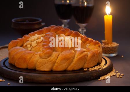 Torta di lava serba con vino e candela. Slavski kolač. Pane decorativo per feste tradizionali. Foto Stock