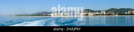 Vista panoramica della costa della Costa Brava dal mare verso Santa Susanna località, Catalogna, Spagna. Foto Stock