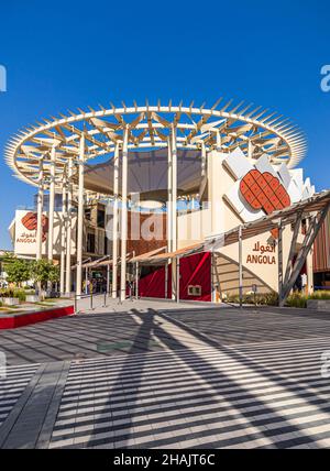 DUBAI, EMIRATI ARABI UNITI - 30 novembre 2021: Vista del Padiglione dell'Angola all'Expo 2020 Dubai. Dubai - Emirati Arabi Uniti. Foto Stock