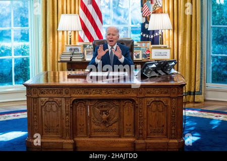 Washington, DC, Stati Uniti. 13th Dic 2021. Il presidente degli Stati Uniti Joe Biden consegna le sue osservazioni prima di firmare un ordine esecutivo sulla fornitura dei servizi governativi e l'esperienza che il popolo americano si aspetta e merita durante una cerimonia presso l'ufficio ovale della Casa Bianca a Washington, DC, USA, 13 dicembre 2021. Credit: Shawn Thew/Pool via CNP/dpa/Alamy Live News Foto Stock