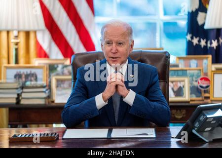 Washington, DC, Stati Uniti. 13th Dic 2021. Il presidente degli Stati Uniti Joe Biden consegna le sue osservazioni prima di firmare un ordine esecutivo sulla fornitura dei servizi governativi e l'esperienza che il popolo americano si aspetta e merita durante una cerimonia presso l'ufficio ovale della Casa Bianca a Washington, DC, USA, 13 dicembre 2021. Credit: Shawn Thew/Pool via CNP/dpa/Alamy Live News Foto Stock