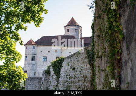 Belle corti medievali del Castello di Burghausen in Baviera, Germania Foto Stock