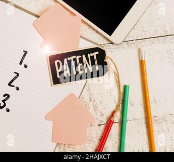 Sottotitolo concettuale brevetto. Parola per l'autorità governativa o licenza che conferisce un diritto o un titolo che compone lettera idea, elenco documenti di testo Foto Stock