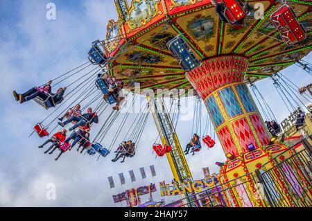 Londra, Regno Unito. 13th Dic 2021. La gente ha visto godere di una delle giostre del parco di divertimento nel Winter Wonderland. Winter Wonderland è tornato ad Hyde Park a Londra dopo che è stato cancellato l'anno scorso a causa della pandemia del Covid-19. Quest'anno si è passati al sistema di biglietteria, in vista della pratica delle distanze sociali e della limitazione della quantità di persone per partecipare all'evento. Credit: SOPA Images Limited/Alamy Live News Foto Stock