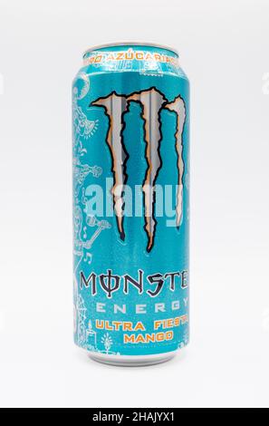 Lloret de mar, Spagna - 12.13.2021: Mostro energia ciano può con gusto Mango Foto Stock