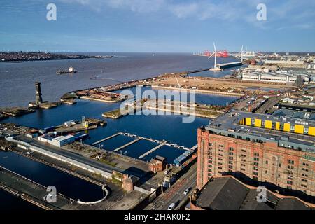 Liverpool, Merseyside, Regno Unito - Dic, 02 2021. Una vista aerea generale del Waterfront e del Tobacco Warehouse di Liverpool di grado II con Bramley-Moore Doc Foto Stock