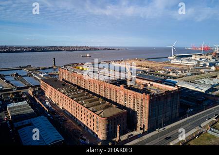 Liverpool, Merseyside, Regno Unito - Dic, 02 2021. Una vista aerea generale del Waterfront e del Tobacco Warehouse di Liverpool di grado II con Bramley-Moore Doc Foto Stock